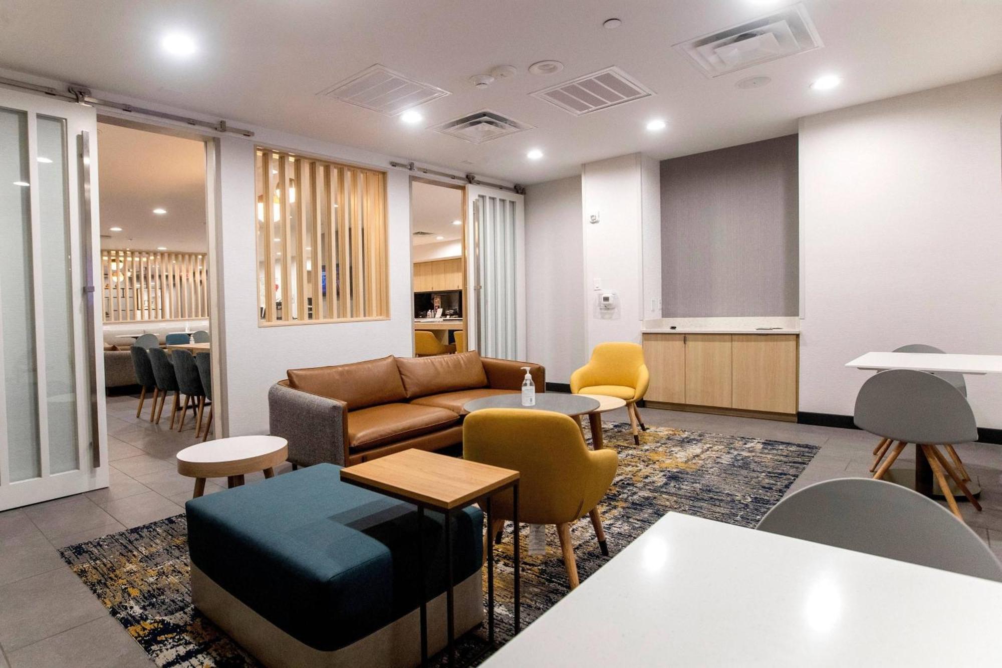 Towneplace Suites By Marriott Конро Екстериор снимка