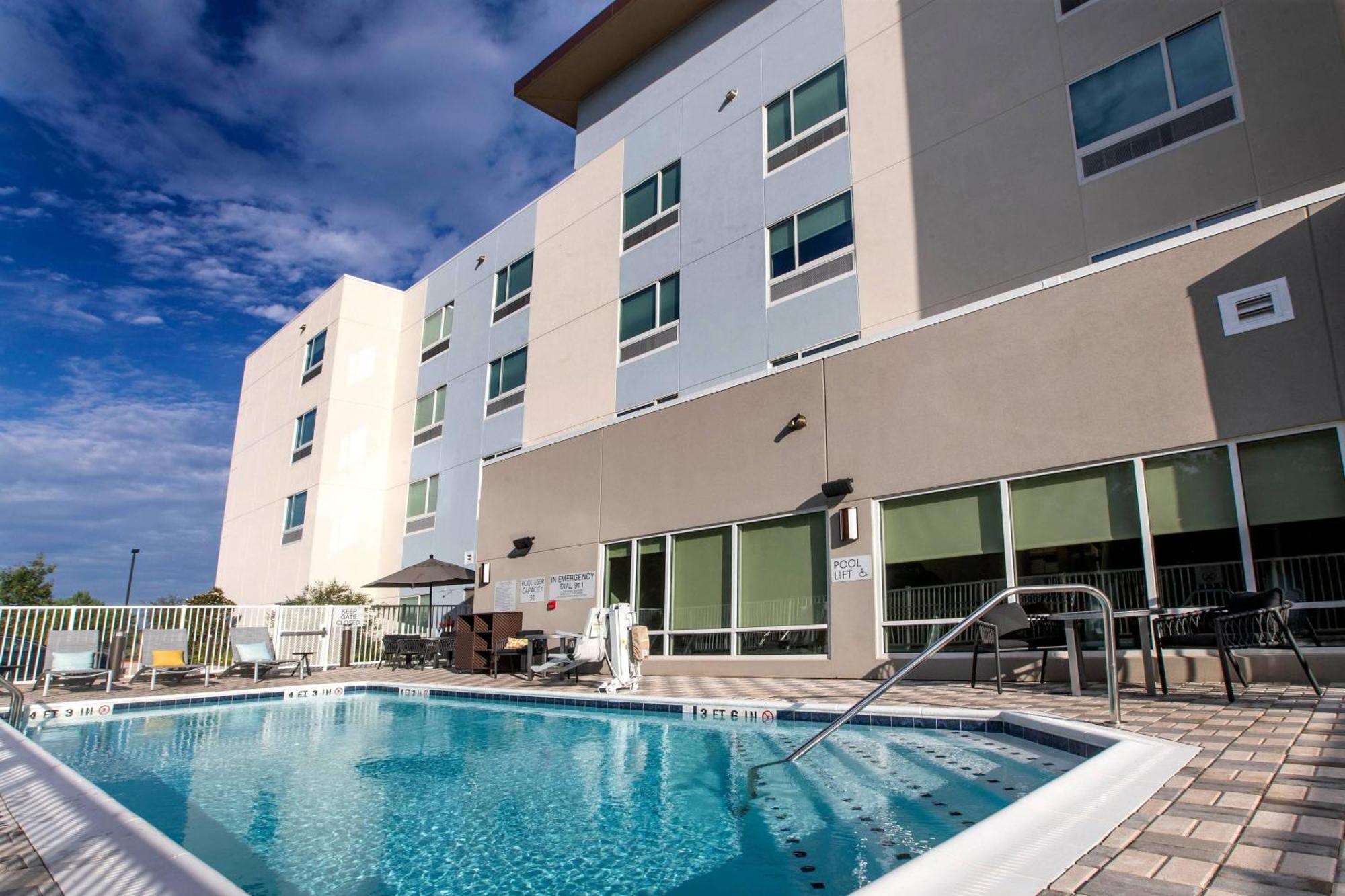 Towneplace Suites By Marriott Конро Екстериор снимка