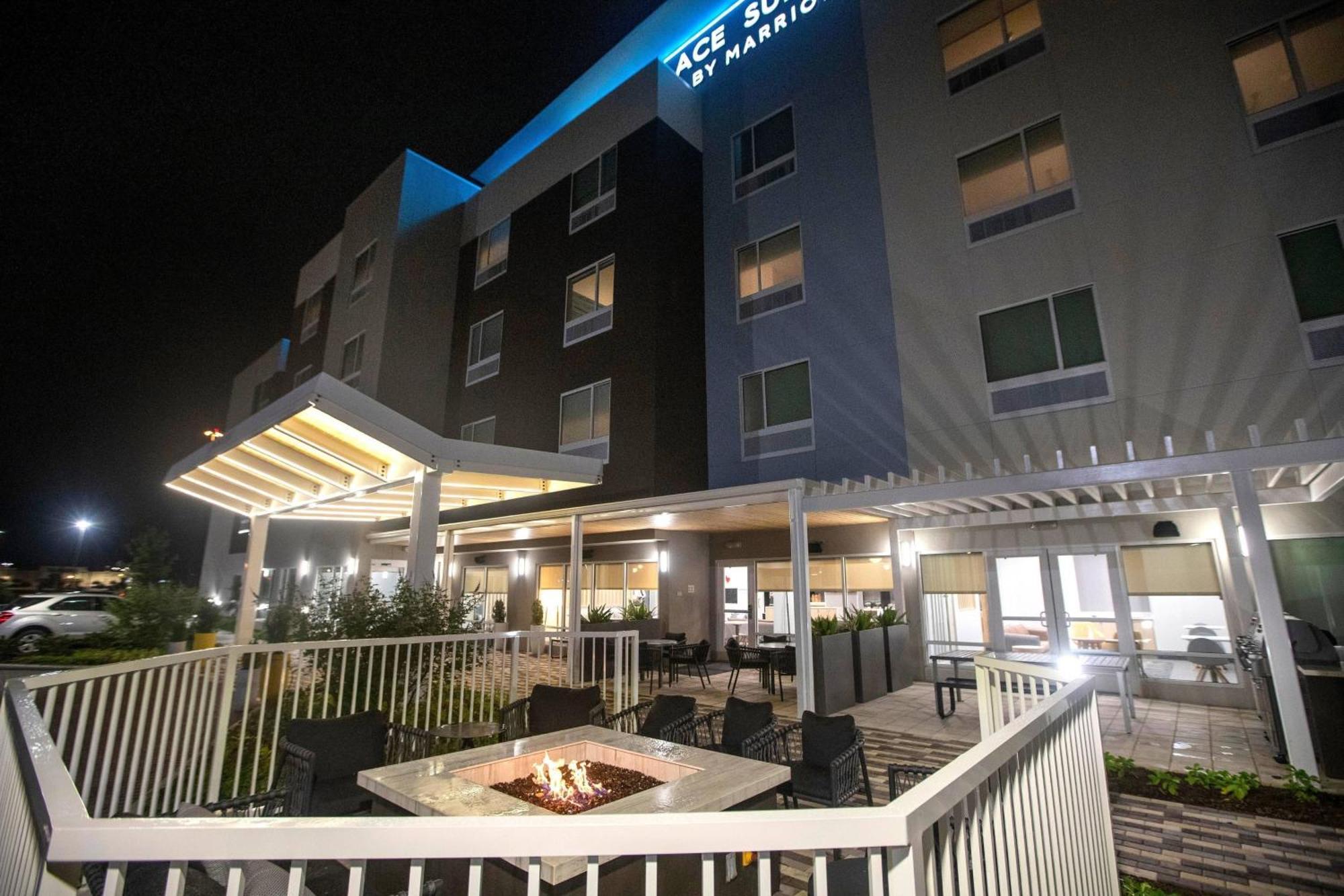 Towneplace Suites By Marriott Конро Екстериор снимка